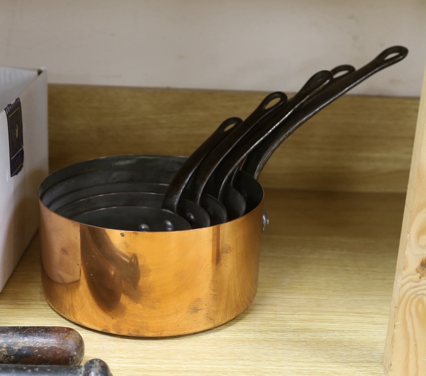 A graduated set of copper saucepans, largest 20.5cm diameter (5)